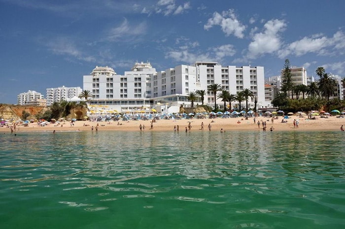 Vue depuis la mer de l'Holiday Inn Algarve