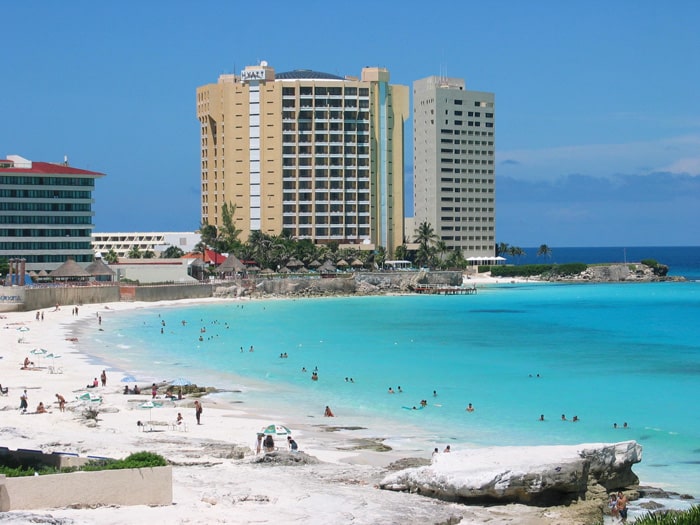 Les hôtels à l'architecture massive se succèdent le long de la plage à Cancun