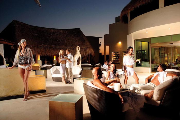 L'espace lounge de l'hôtel libertin Desire Resort & Spa au Mexique pour clientèle adulte très spécifique