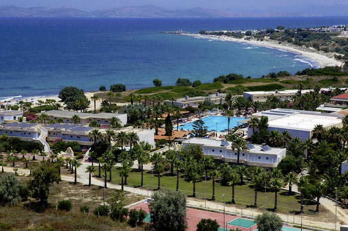Vue aérienne de l'hôtel Euro Village Achilleas : la grande plage continue au loin sur près de 2 Km