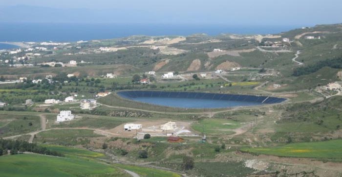 Grâce à ses multiples sources de montagnes, l'île peut se constituer des réserves d'eau pour l'agriculture