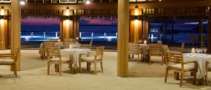 Même à l'Island Hideaway Resort, l'une des îles les plus prestigieuses, la plupart des restaurants sont les pieds dans le sable !