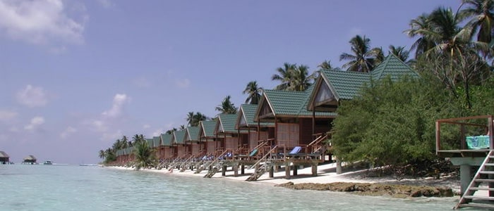 Meeru Island Resort : la catégorie de chambre de la photo correspond à 4ème catégorie (sur 6) et pourtant, la promiscuité est de mise avec cet alignement de bungalows.