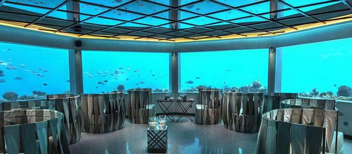 Autre possibilité pour admirer les poissons sans se mouiller, se rendre sur l'île-hôtel OZEN by Atmosphere qui propose un restaurant sous l'eau 