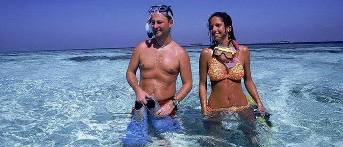 Le snorkeling dans les eaux limpides des Maldives est le sport favori des vacanciers