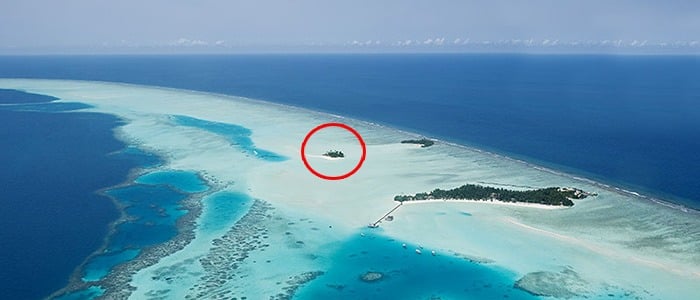 La petite île du Soleil Levant (en rouge) se situe à 470 mètres de l'île principale de Rihiveli The Dream,que l'on aperçoit au premier plan. 
