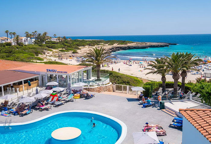 Difficile de faire plus simple pour aller à la plage depuis le Carema Beach Menorca ! 