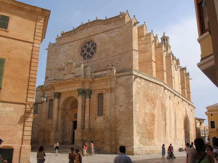La cathédrale de Ciutadella contruite entre 1300 et 1362 affiche un style gothique catalan