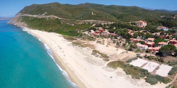 Le Belambra Golf de Lozari en Corse du Nord est en bordure d'une superbe plage quasi-privée