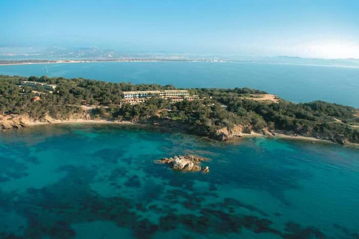 Le Club Belambra Les Criques occupe un site naturel de tout premier plan, occupant à lui tout seul la presqu'île de Giens en face de l'île de Porquerolles.