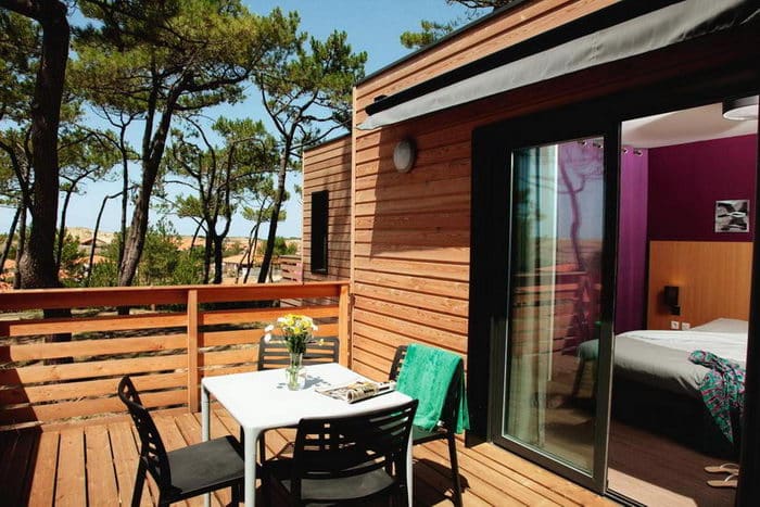 Le Club Belambra Les Vignes propose des bungalows parfaitement intégrés dans la forêt de pins maritimes