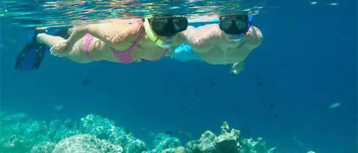 Un mauvais exemple, pratiquer le snorkeling à dos nu, le meilleur moyen pour attraper de violents coups de soleil !