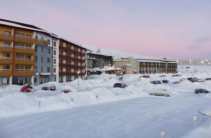 Vue d'ensemble du Club Jet Tours Ylläs Saaga avec au premier plan à gauche la partie résidence et au fond à droite la partie hôtel