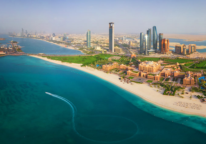 Vue aérienne de la corniche d'Abu Dhabi qui fait office de centre ville. 