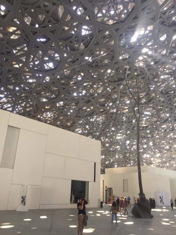Le hall sous l'immense dôme est incroyable, laissant passer par endroit la lumière tel une palme d'un palmier. 