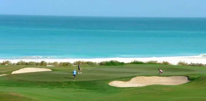 Le golf borde par endroit la plage de Saadiyat qui est continue sur 7 Km