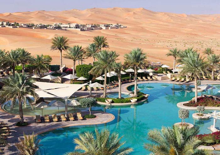 Vue de la piscine de l'hôtel Anantara Qasr Al Sarab Desert