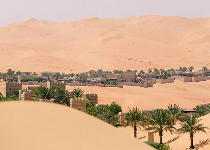 Vue de l'hôtel Anantara Qasr Al Sarab Desert Resort au milieu des dunes