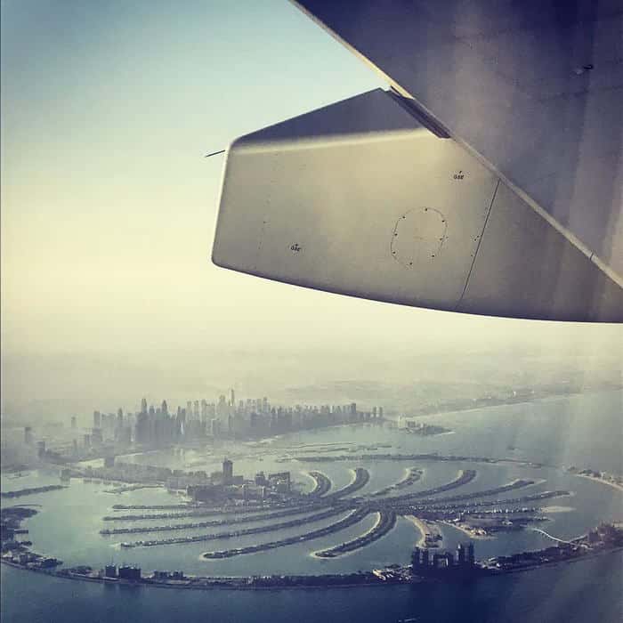 Approche de l'A380 sur Dubaï. Vu sur The Palm Jumeirah avec au 1er plan la construction du Royal Atlantis (2ème futur Atlantis) et au loin les grattes-ciel du quartier de Dubaï Marina.
