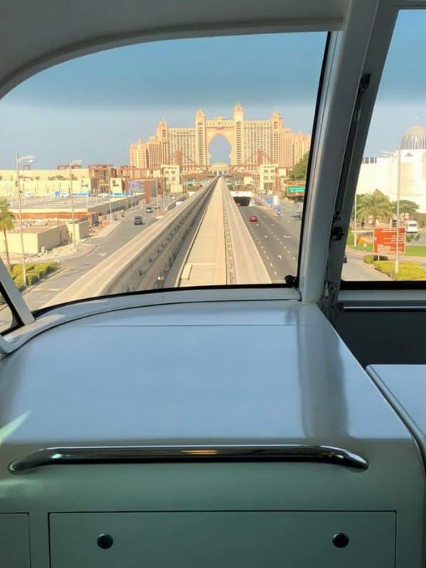 Le taxi peu onéreux est le meilleur moyen pour se déplacer dans Dubaï. Sinon, il reste le métro automatique comme celui qui fait la liaison entre l'hôtel Atlantis de l'île Palm à la terre ferme. 