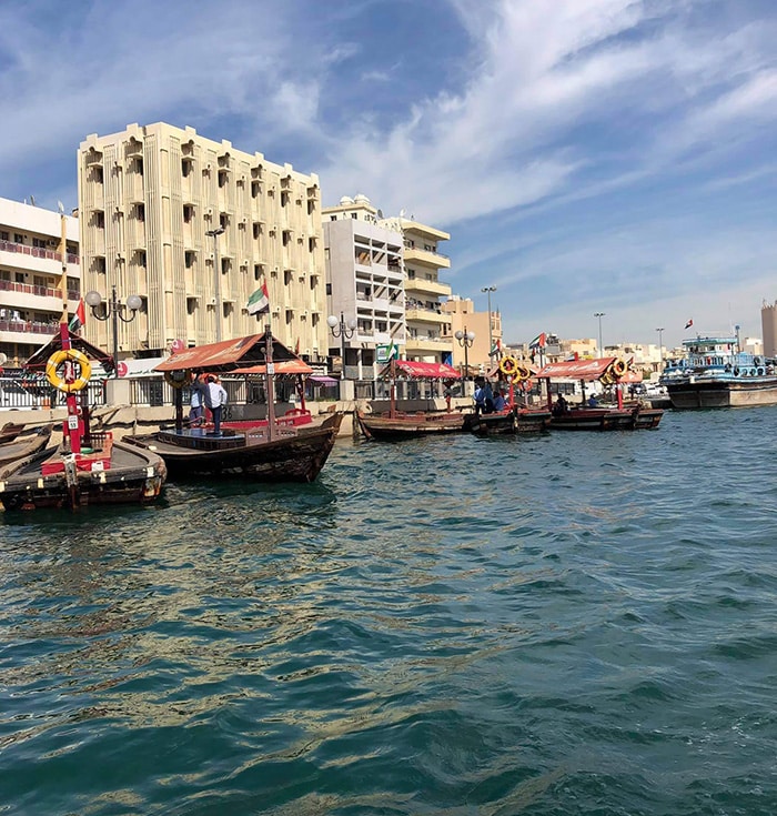 Vu sur le bras de mer - Dubaï Creek - qui a permis les échanges maritimes qui ont permis à la ville de se développer. C'est de part et d'autre de ce bras de mer que sont les quartiers les plus authentiques (souks).