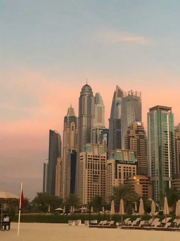 A Dubaï Marina, même sur la plage, les tours ne sont jamais très loin !! 