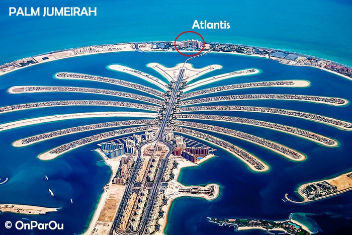 Vue aérienne de Palm Jumeirah. La zone des hôtels se situe dans la digue extérieure, de part et d’autre l’hôtel Atlantis.