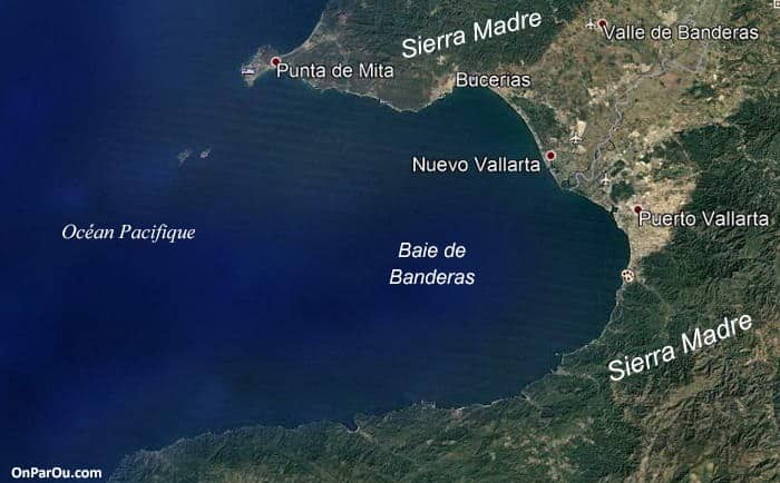 Vue aérienne (Google Map) de la baie de Banderas, la plus grande du Mexique, sur près de 70 Km. La vallée de Banderas (zone blanche) qui comprend Puerto Vallarta au sud, est encerclée au nord et au Sud par un massif montagneux (la Sierra Madre).