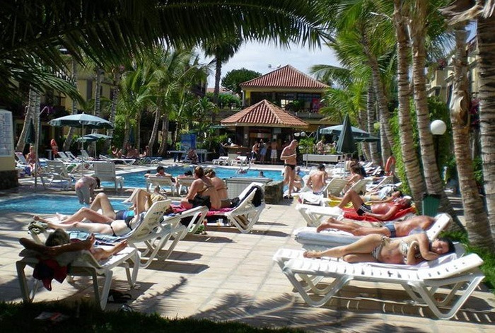 Le Bungalows Maspalomas Oasis Club à Grande Canaries n'affiche que 100 chambres mais dispose d'une petite piscine où l'espace manque. 