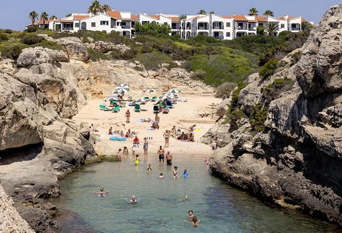 La plage du Club Marmara Oasis Menorca est minuscule. Autant dire, qu'en haute saison, vous n'avez aucune chance de pouvoir y poser votre serviette à moins de vous lever à 5 h du matin !!