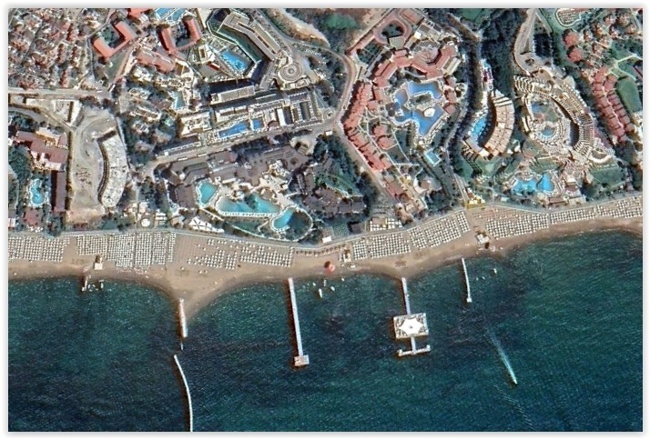 A contrario du Top Clubs (photo précédente), il est facile de se rendre compte qu'il sera impossible de trouver une plage d'aspect déserte ! En effet, les resorts s’alignent tels des dominos sur le littoral touristique d'Antalya en Turquie. 