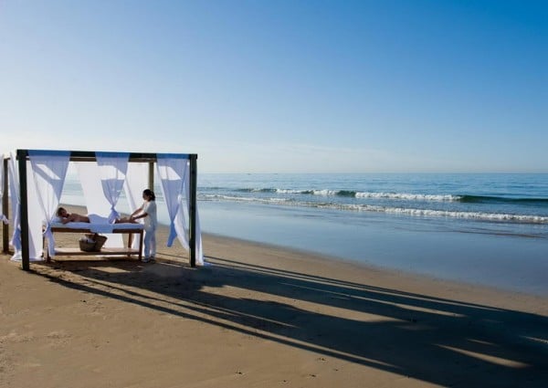 Séance de massage sur la plage avec pour fond sonore le bruit des vagues...