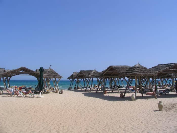 Blog hôtel les Orangers Beach Resort La plage de l'hôtel est très bien aménagée avec de larges paillotes pour se protéger du soleil et des transats