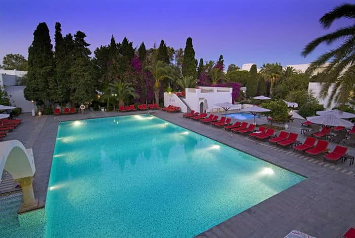 La piscine de l'hôtel : remarquez les transats en bois avec leur matelas rouge. Rien à voir avec ce que l'on voit d'habitude dans les 4* tunisiens