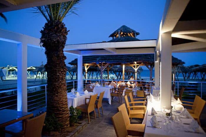 Le restaurant de plage se transforme le soir en restaurant à la carte romantique
