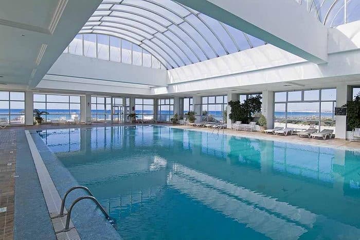 La piscine intérieur chauffée située en bordure de plage