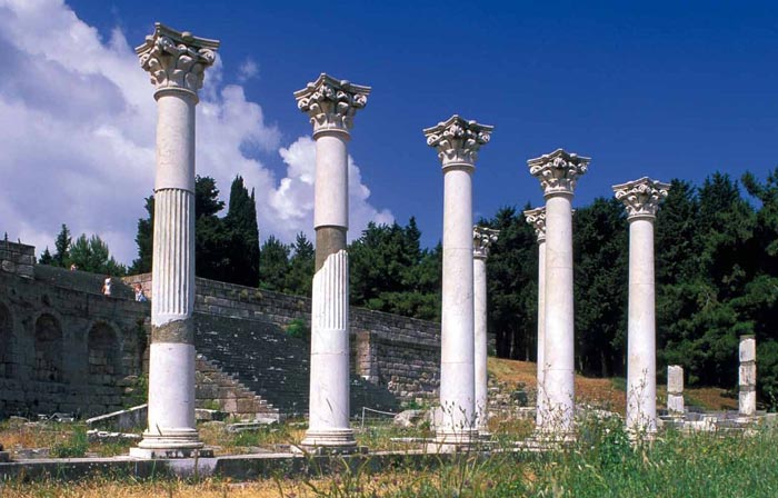 L’Asclépieion de Kos :  on distingue le temple romain de style corinthien, probablement consacré à Apollon, et l’escalier monumental.