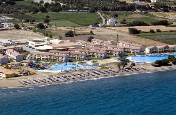 Vue aérienne de l'hôtel Club Framissima Capo di Kos : un hôtel bien équipé avec plusieurs piscines et un aquapark
