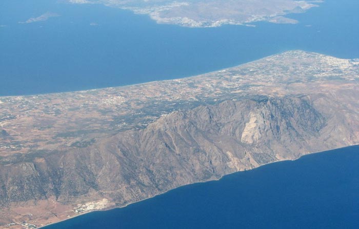 Vue aérienne de Kos : on distingue nettement sur la partie Sud, l'arête montagneuse du mont Dikaios (846 m alt.)