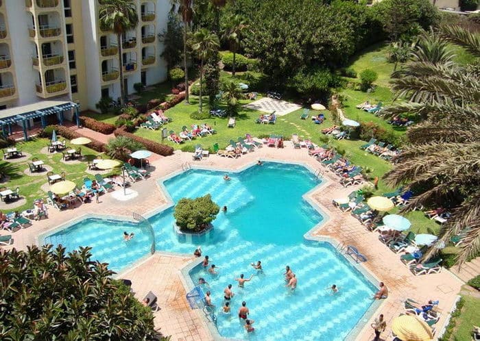 Vue de la piscine principale qui est chauffée en hiver