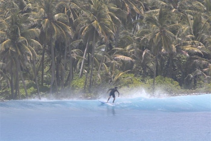 Pratique du surf aux Maldives