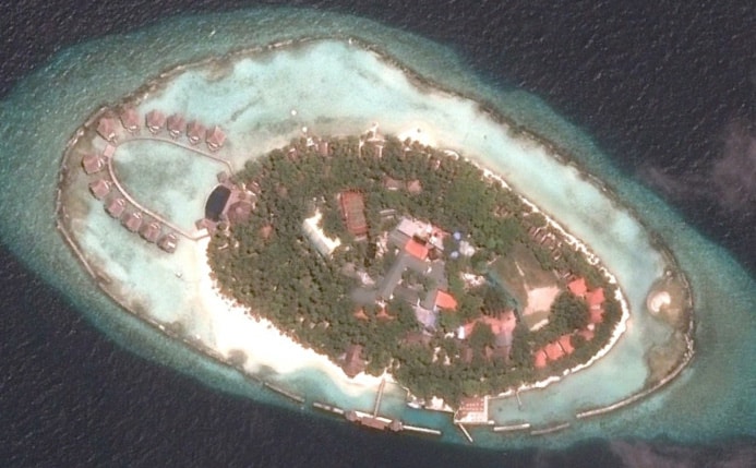 La petite île Ellaidhoo en vue aérienne : on remarque nettement les digues de protection tout autours de l'île. 