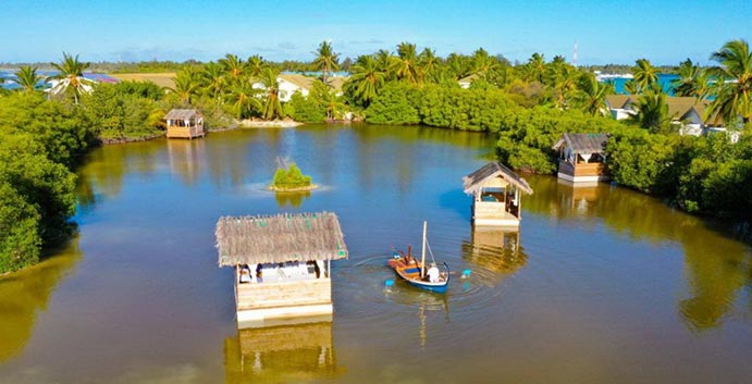 Les cabines de massages du Spa du Framissima South Palm Resort Maldives 4* ont la particularité d'être au milieu d'un lac naturel. On y accède seulement par bateau. 