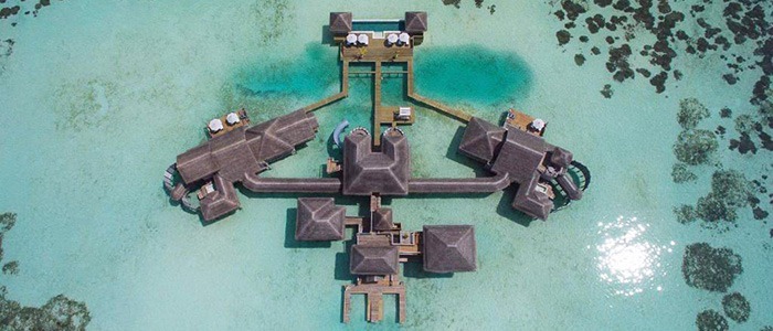 Vue aérienne de la Private Residence au Gili Lankanfushi : 1400 m² au dessus du lagon ! 