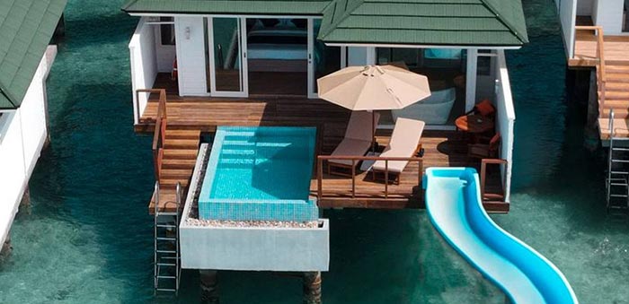 La plupart des villas pilotis du tout nouveau Siyam Maldives 5* (2021) proposent en plus d'une piscine privée un toboggan qui fera à l'évidence le bonheur des enfants !