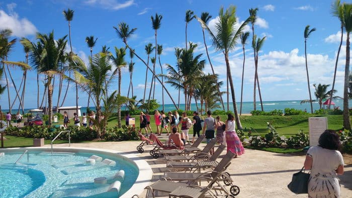 Décor féérique de la plage du Breathless sous le soleil