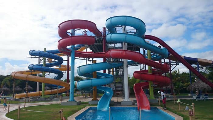 Les multiples toboggans de l'aquapark