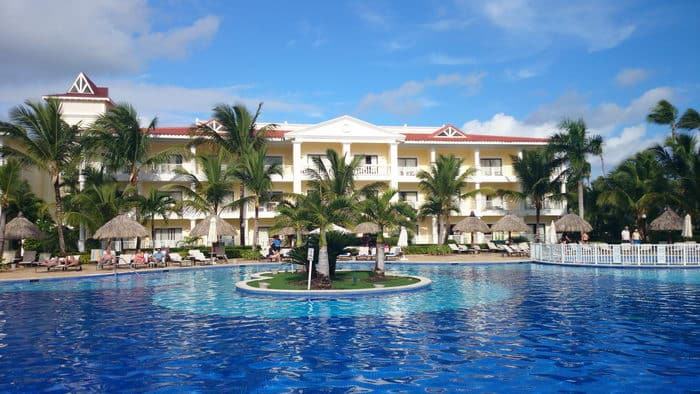 L'espace piscine du Luxury Bahia Principe Esmeralda