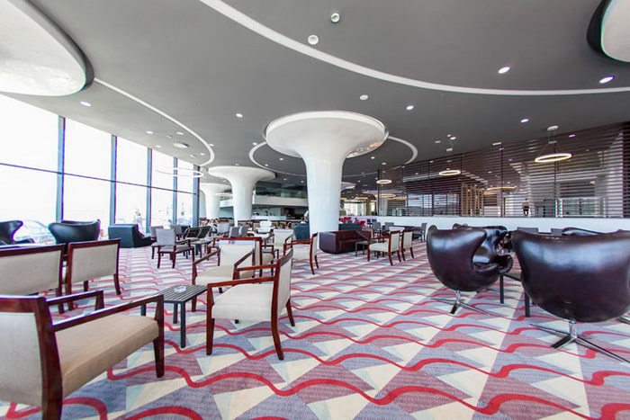 L'immense lobby de l'hôtel affiche un style moderne