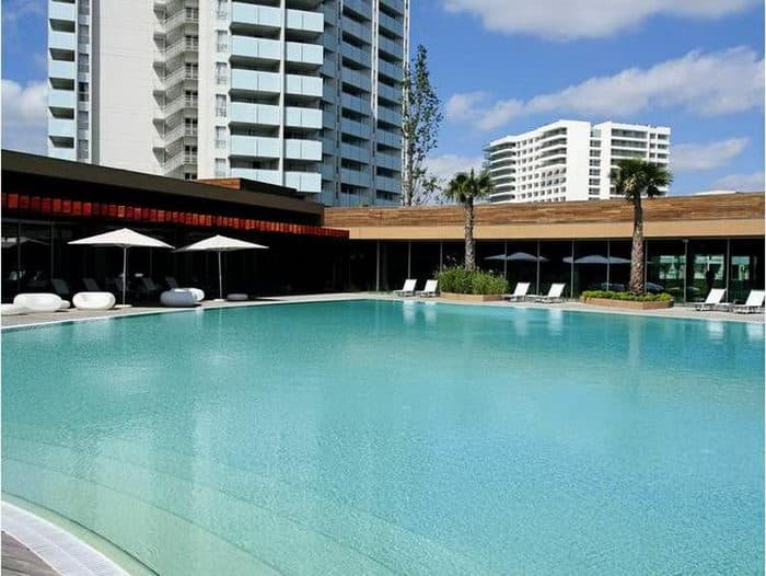 Le Framissima Aqualuz est un hôtel moderne qui réparti ses 240 chambres sur 14 étages